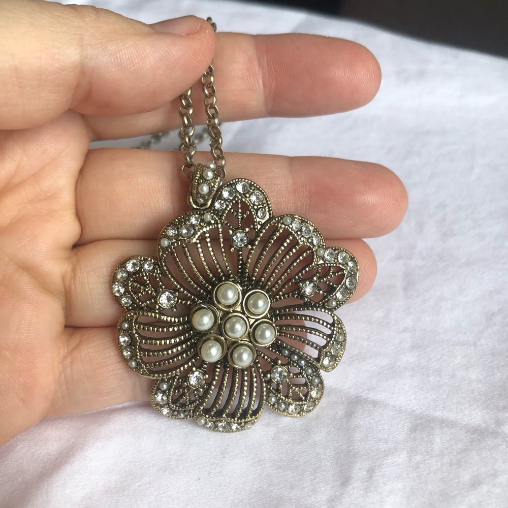 Elegant Vintage Floral Pendant Necklace